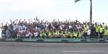 300 voluntarios se unen para limpiar la playa