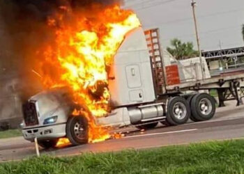 Reportan balacera y unidades incendiadas en la carretera Cárdenas-Villahermosa
