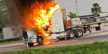 Reportan balacera y unidades incendiadas en la carretera Cárdenas-Villahermosa