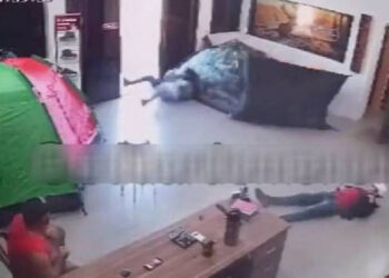 VIDEO: entran a robar una tienda de armas y en 10 segundos son baleados por el dueño