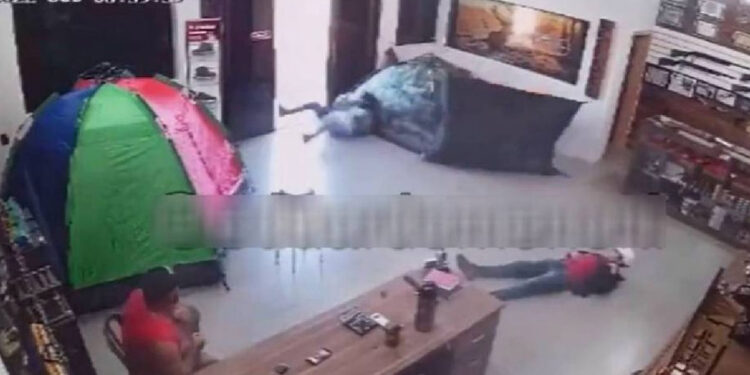 VIDEO: entran a robar una tienda de armas y en 10 segundos son baleados por el dueño