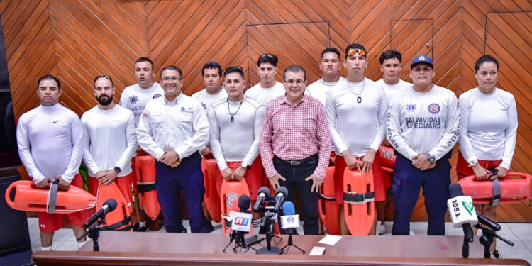 Se integran diez elementos salvavidas civiles al Escuadrón Acuático