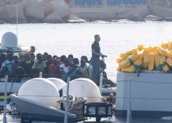Rescataron a 83 migrantes de un ferri que había zarpado de Lampedusa y se incendió en el camino