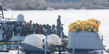 Rescataron a 83 migrantes de un ferri que había zarpado de Lampedusa y se incendió en el camino