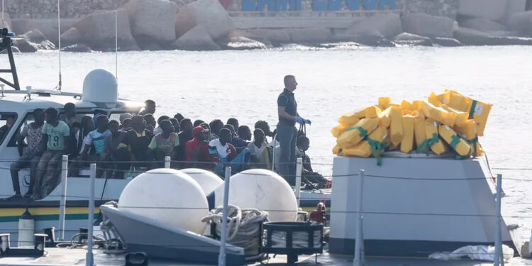 Rescataron a 83 migrantes de un ferri que había zarpado de Lampedusa y se incendió en el camino