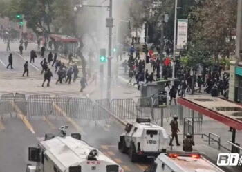 Se registran protestas a horas de que AMLO comience actividades en Chile