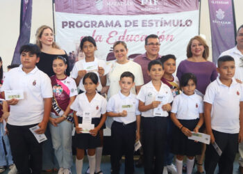 Entregan Sistema DIF Mazatlán y el Gobierno de Mazatlán 1 millón de pesos en becas para estudiantes de primaria