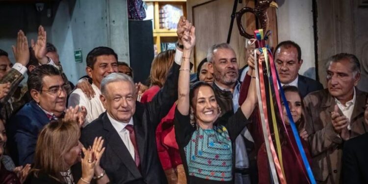 López Obrador entrega a Claudia Sheinbaum el bastón de mando que simboliza el relevo en Morena