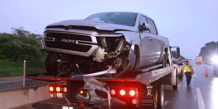 Choca el cantante Joel Elizalde por la carretera Libramiento Mazatlán