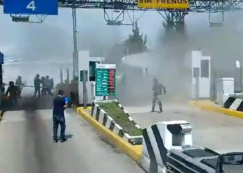 Se enfrentan presuntos normalistas y policías en caseta de Zinapécuaro, Michoacán