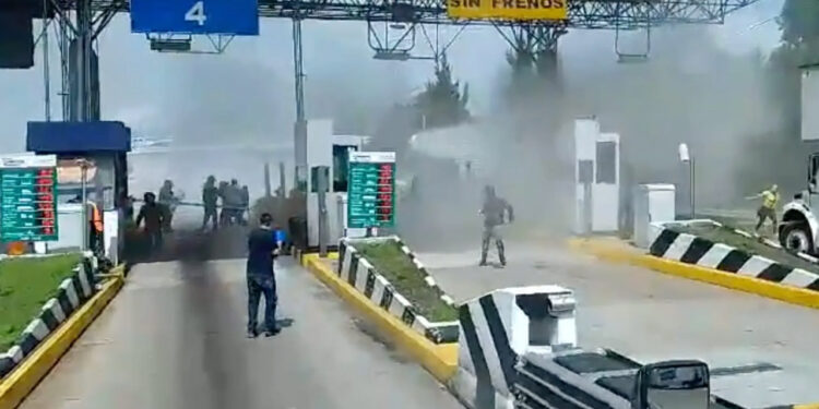 Se enfrentan presuntos normalistas y policías en caseta de Zinapécuaro, Michoacán