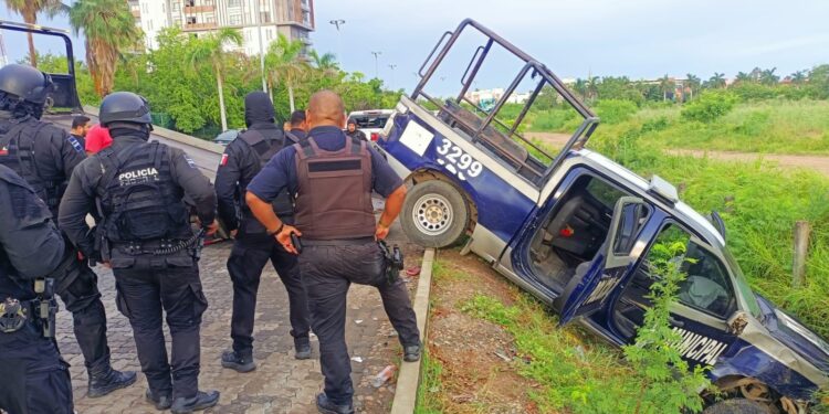 Agentes preventivos lesionados en accidente vial se encuentran fuera de peligro: solo sufrieron golpes