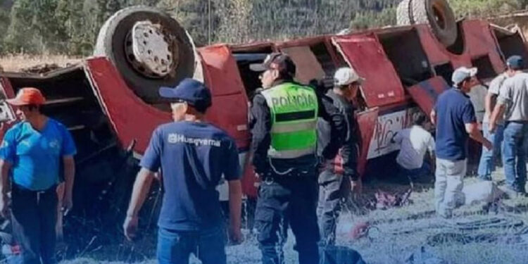 Autobús lleno de pasajeros cae a un abismo en Perú: al menos 24 muertos