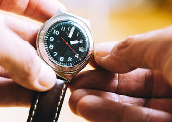 ¿Otra vez? Relojes y celulares atrasan su hora automáticamente por el horario de verano y causa confusión