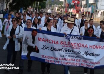 Gremio médico marcha en exigencia de justicia tras asesinato del Dr. Otniel Montoya