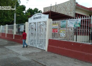 Exigen padres de familia reintegración de maestros de inglés en escuela Sócrates de Culiacán