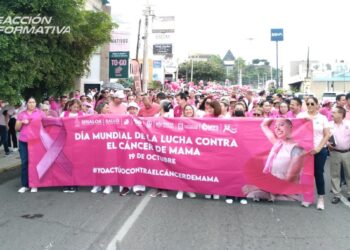 Marchan culiacanenses para crear conciencia en el Día Internacional de la Lucha contra el Cáncer de Mama