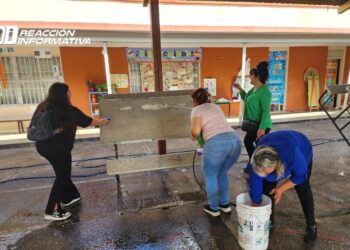 Realizan labores de limpieza en planteles educativos de Culiacán tras el paso de “Norma”