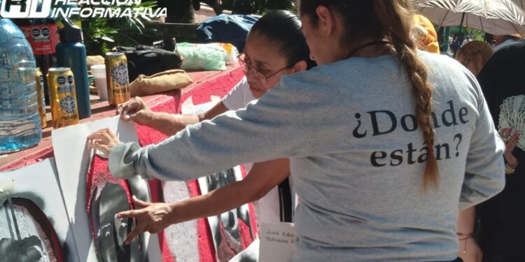 “Sabuesos Guerreras” pintan rostros de sus desaparecidos en Culiacán