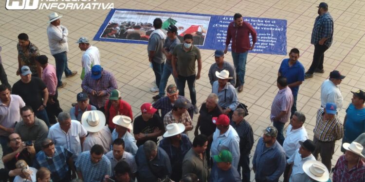 Pequeños productores exigen el pago de sus cosechas y se manifiestan en el Palacio de Gobierno