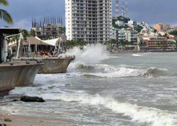 Prevalece restricción en el área de playas en Mazatlán.
