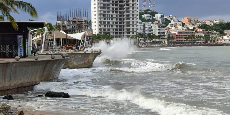 Prevalece restricción en el área de playas en Mazatlán.
