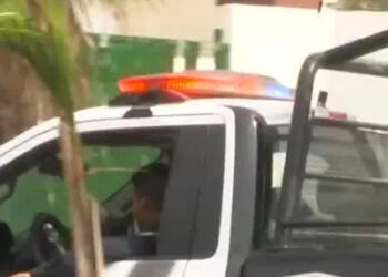 Hombre intenta comprar auto con billetes FALSOS en Apodaca; vendedor le dispara en la cabeza