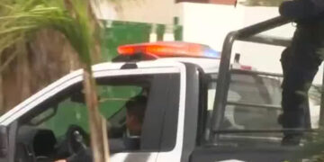 Hombre intenta comprar auto con billetes FALSOS en Apodaca; vendedor le dispara en la cabeza