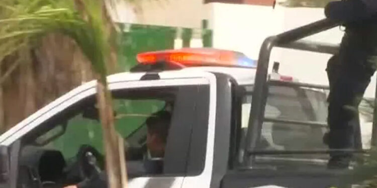 Hombre intenta comprar auto con billetes FALSOS en Apodaca; vendedor le dispara en la cabeza