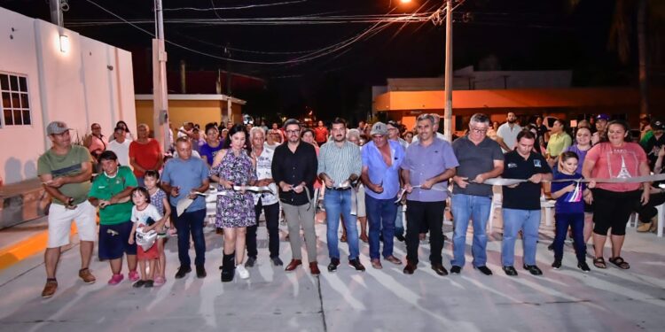 Cumplen sus sueños, habitantes de la calle Batalla de los Tierra Blanca en la Francisco Villa, estrenan calle pavimentada y luminarias