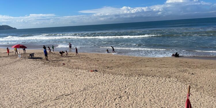 Desciende oleaje en playas de Mazatlán, se restablecen las actividades