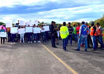 ¡Habitantes de La Amapa ubicada al sur de Mazatlán piden a las empresas arreglen carreteras!