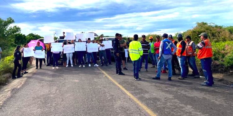 ¡Habitantes de La Amapa ubicada al sur de Mazatlán piden a las empresas arreglen carreteras!
