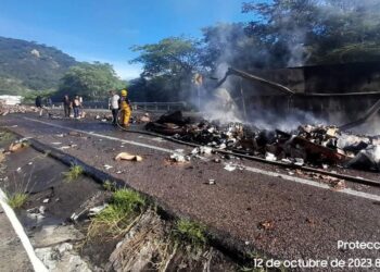 Se registran actos de rapiña tras volcarse tráiler cargado con cerveza en la sierra de Concordia