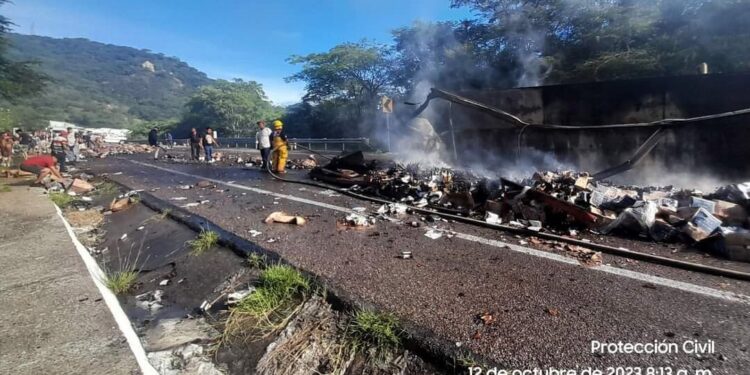 Se registran actos de rapiña tras volcarse tráiler cargado con cerveza en la sierra de Concordia