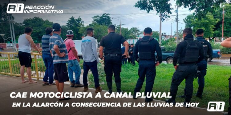 Cae motociclista a canal pluvial en la Alarcón a consecuencia de las lluvias de hoy