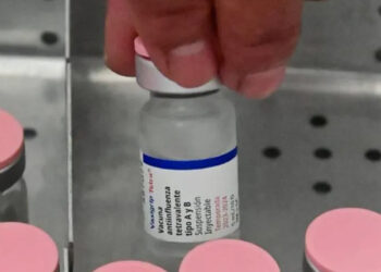 IMSS inicia vacunación contra COVID-19 e influenza en población de riesgo