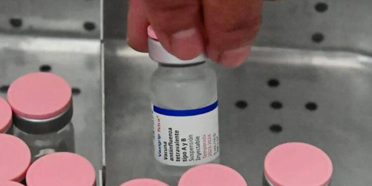 IMSS inicia vacunación contra COVID-19 e influenza en población de riesgo