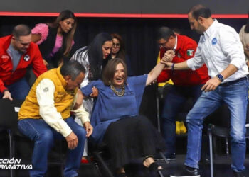 Xóchitl sufre resbalón en evento; “esa silla quedó chica, vamos por la grande”, dice