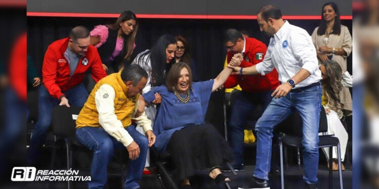Xóchitl sufre resbalón en evento; “esa silla quedó chica, vamos por la grande”, dice