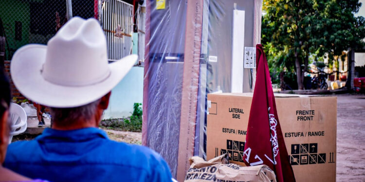 Se benefician familias de la Comunidad de Miravalles, gracias al programa peso a peso