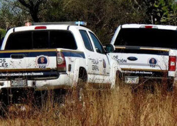Localizan sin vida a tres jóvenes en carretera en Michoacán