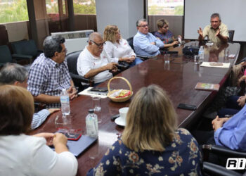 Autoridades reciben a representantes de personas que exigen vivienda