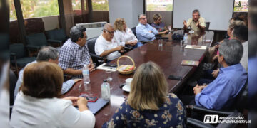 Autoridades reciben a representantes de personas que exigen vivienda