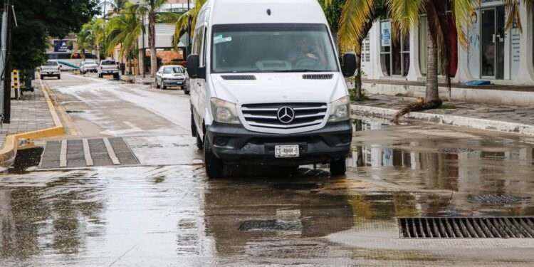 Llama Tránsito Municipal a conductores a tener precaución al circular en vialidades mojadas