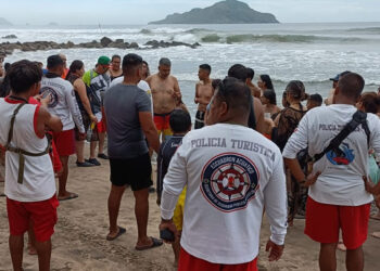 Elementos de la Policía Acuática ponen a salvo a tres turistas originarios de Jalisco, el fuerte oleaje los jalaba mar adentro