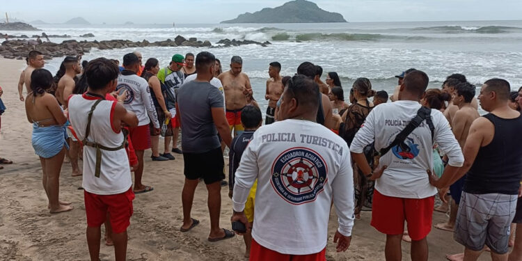 Elementos de la Policía Acuática ponen a salvo a tres turistas originarios de Jalisco, el fuerte oleaje los jalaba mar adentro