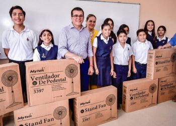 Entregan Gobierno Municipal y DIF Mazatlán 10 abanicos a estudiantes de la Secundaria Nueva Creación, en Santa Teresa