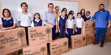 Entregan Gobierno Municipal y DIF Mazatlán 10 abanicos a estudiantes de la Secundaria Nueva Creación, en Santa Teresa
