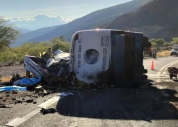 Volcadura de autobús en Oaxaca deja al menos 18 muertos y 27 heridos